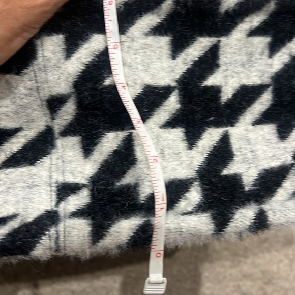 ALEX AND MAX white and clack houndstooth pattern tote with a zipper. - Picture 11 of 12